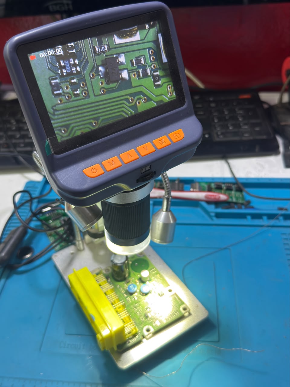 Microelectrónica y reseteo de Crash Data en centralita de Airbag SRS en laboratorio Warnes Key